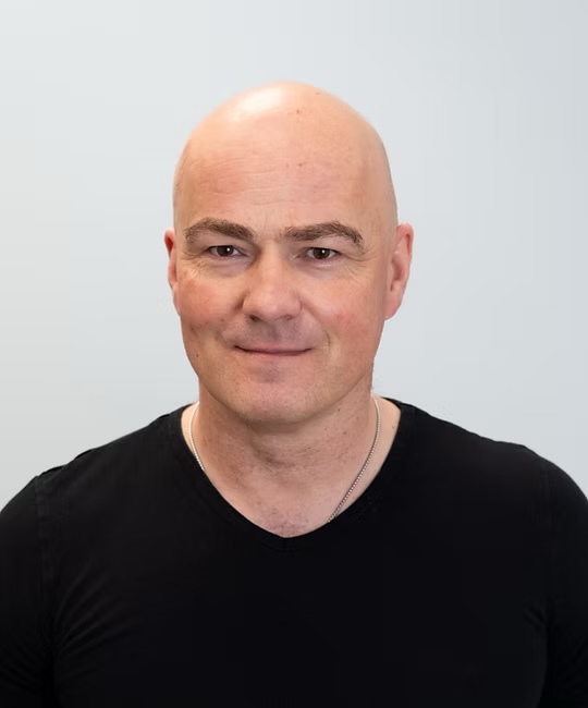 Thomas, Fachkraft für Piercing bei SkinWorks-Akademie